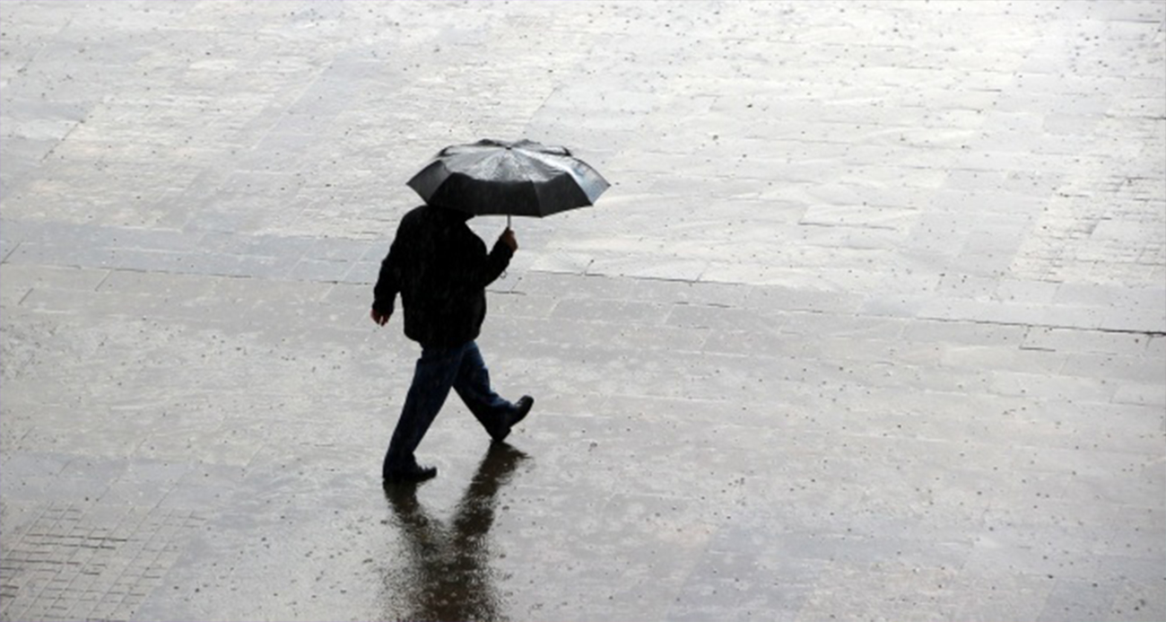 Ankara Valiliği yarın kent genelinde beklenen kuvvetli gök gürültülü sağanak yağış nedeniyle uyarıda bulundu.
