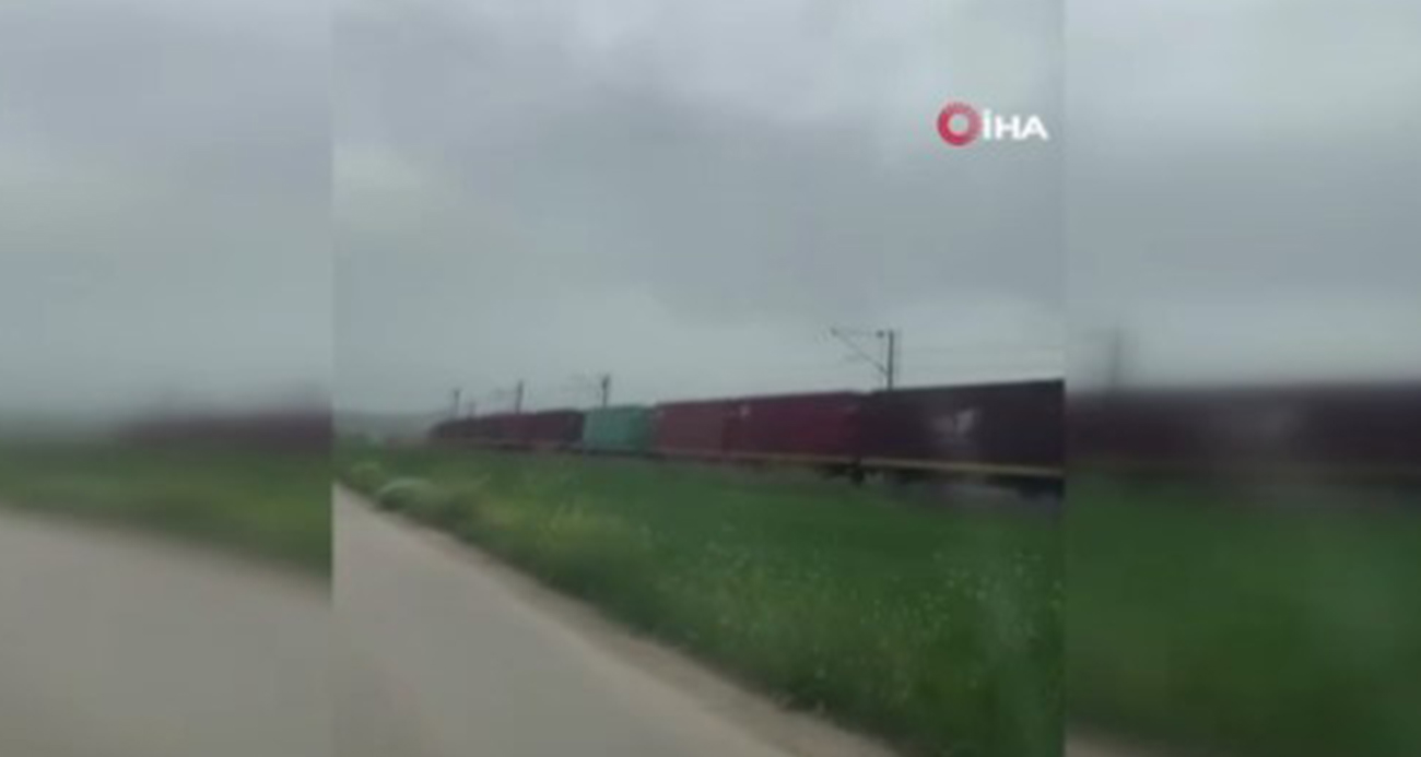 Ankara’da raydan çıkan yük trenine ekipler tarafından müdahale ediliyor