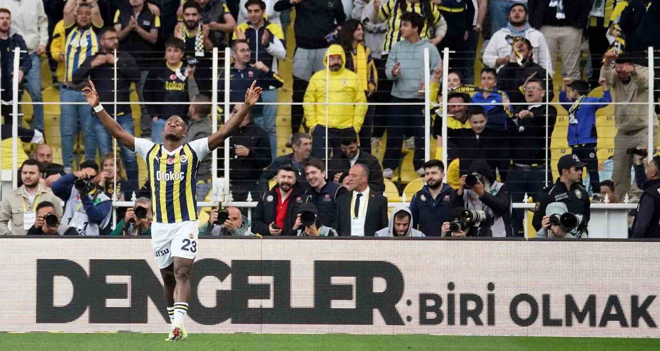 Fenerbahçe pes etmiyor! 10 kişi kalan Kartal'ı devirdi