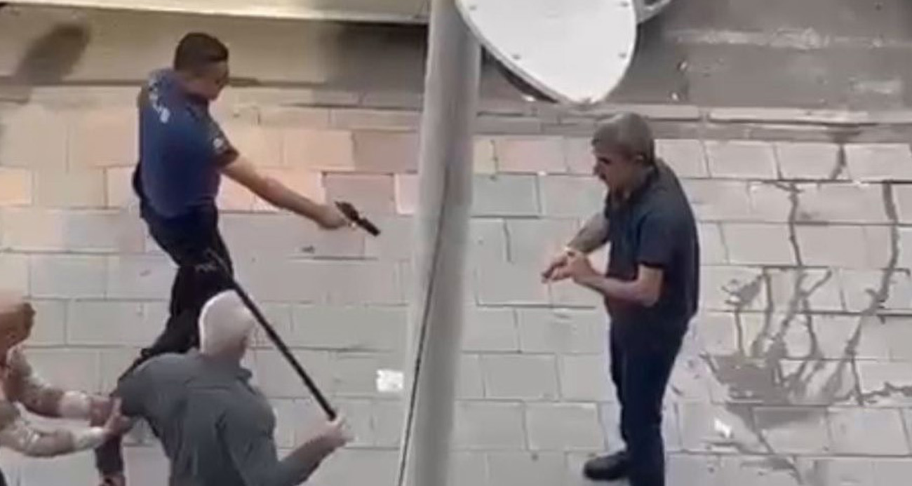 Bıçaklı saldırganı polis etkisiz hale getirdi, o anlar kamerada