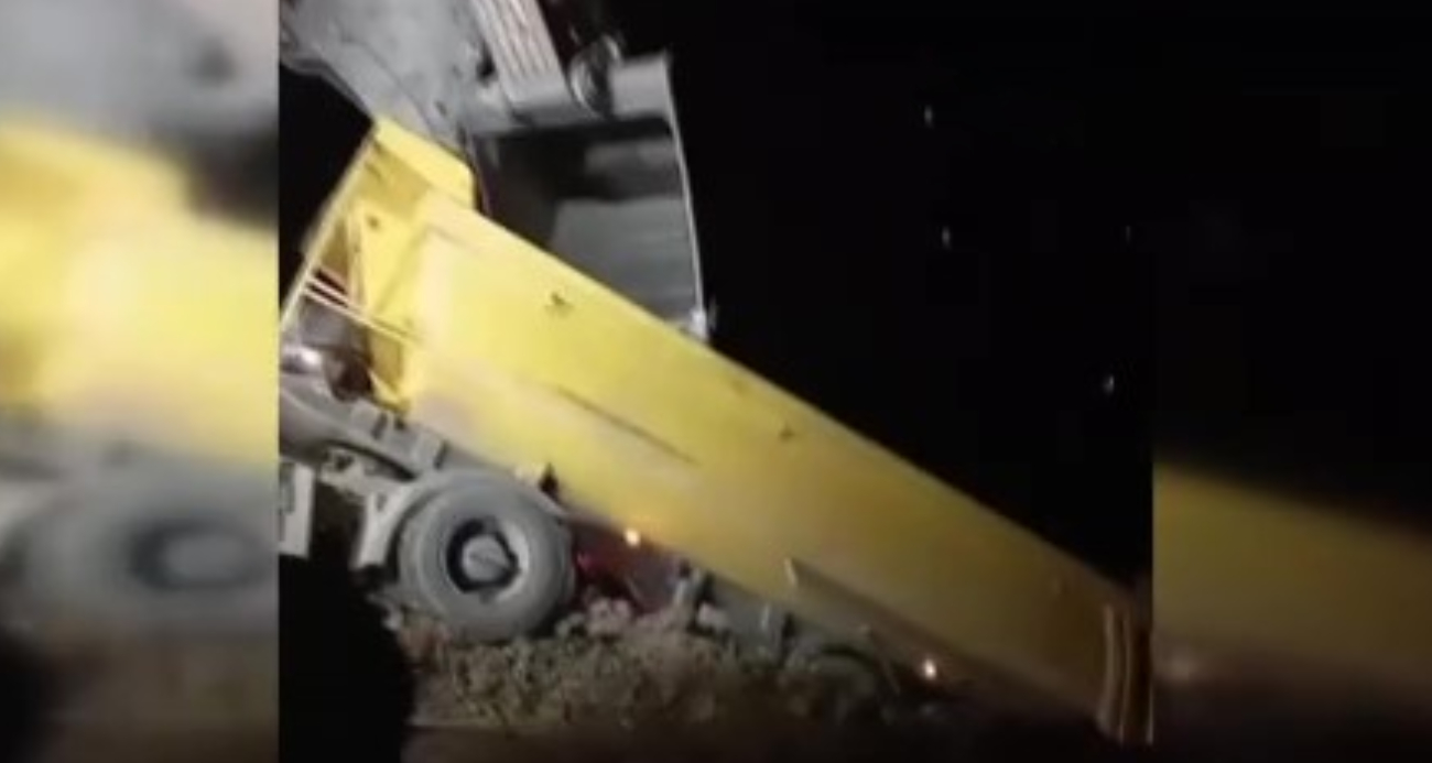 Döküm sahasında toprak kaydı, hafriyat kamyonu devrilmekten son anda kurtuldu - ASAYİŞ