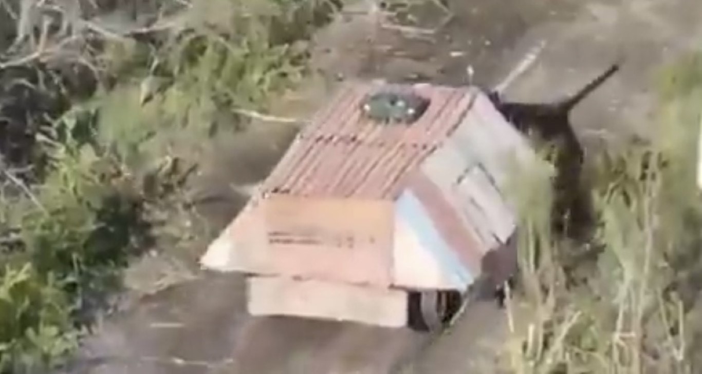 Savaş arenasında modern saldırılar ile ilkel savunma stratejileri bir arada kullanılıyor