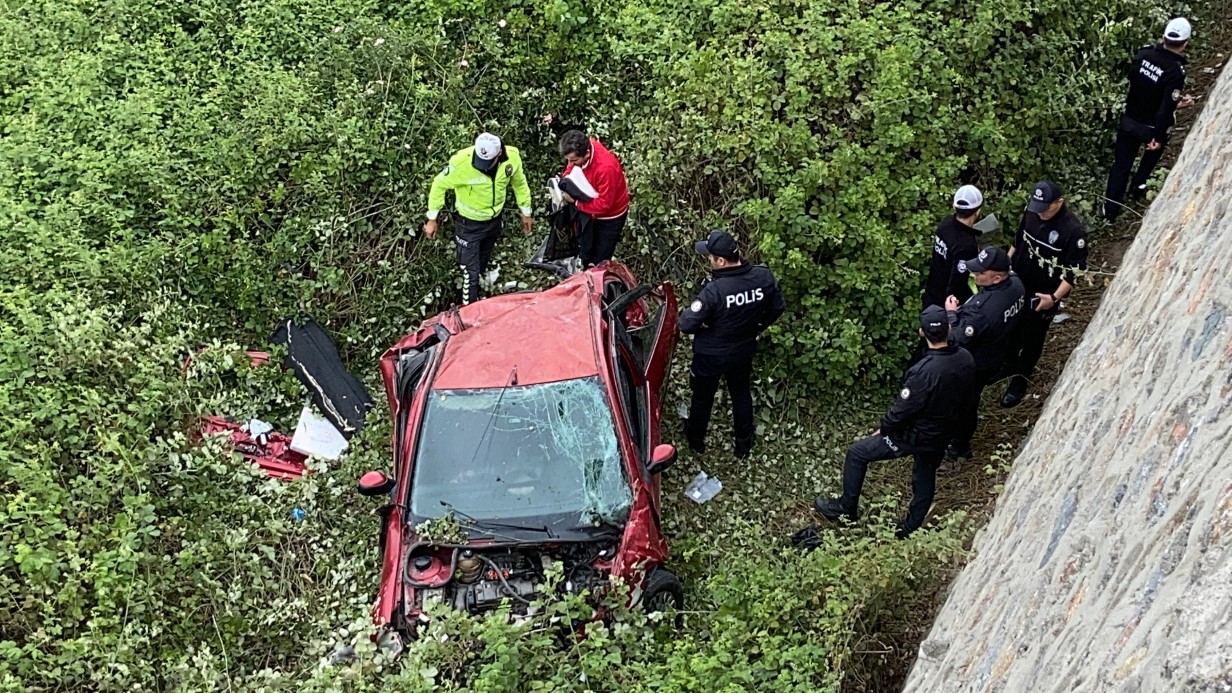 Kocaeli’nin Gebze ilçesinde su birikintisine girdikten sonra kontrolden çıktığı iddia edilen otomobil, yaklaşık 10 metrelik istinat duvarından ağaçlık alana uçtu. Feci kazada 5 kişi ağır yaralandı.