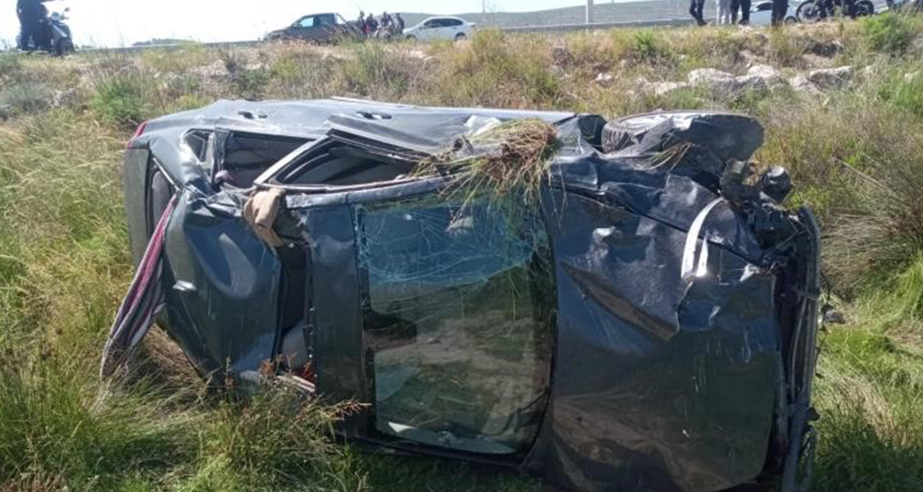 İzmir’in Çeşme ilçesine bağlı Alaçatı Mahallesi’nde meydana gelen trafik kazasında takla atan aracın sürücüsü hayatını kaybederken, 1 kişi de ağır yaralandı.