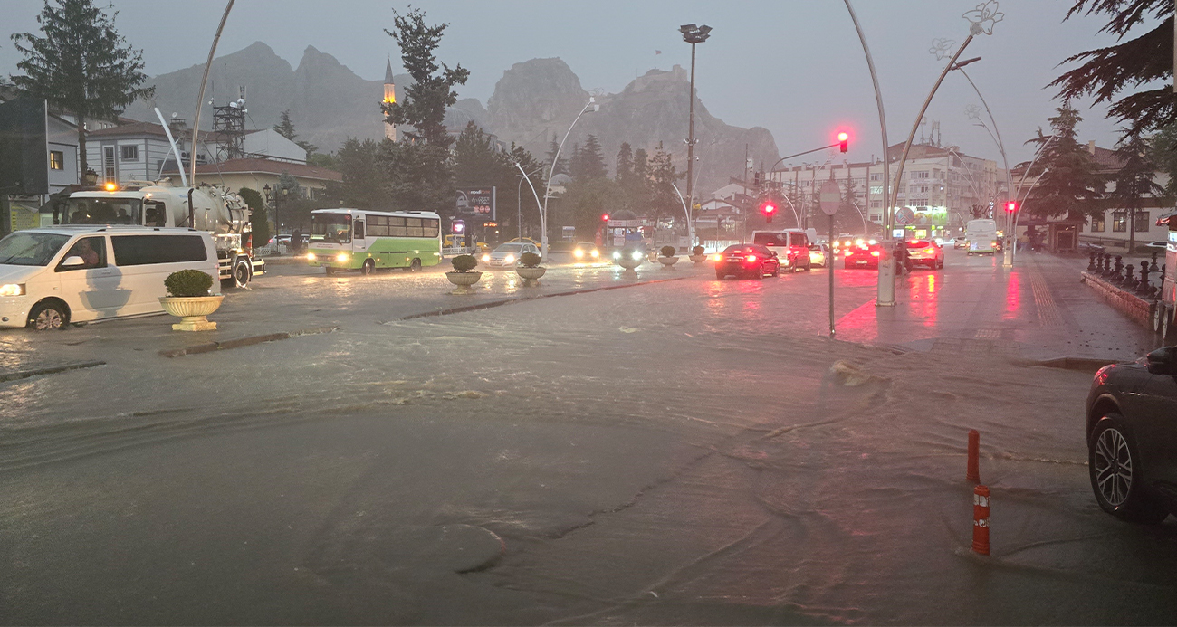Tokat’ta sağanak yağışta sokaklar göle döndü