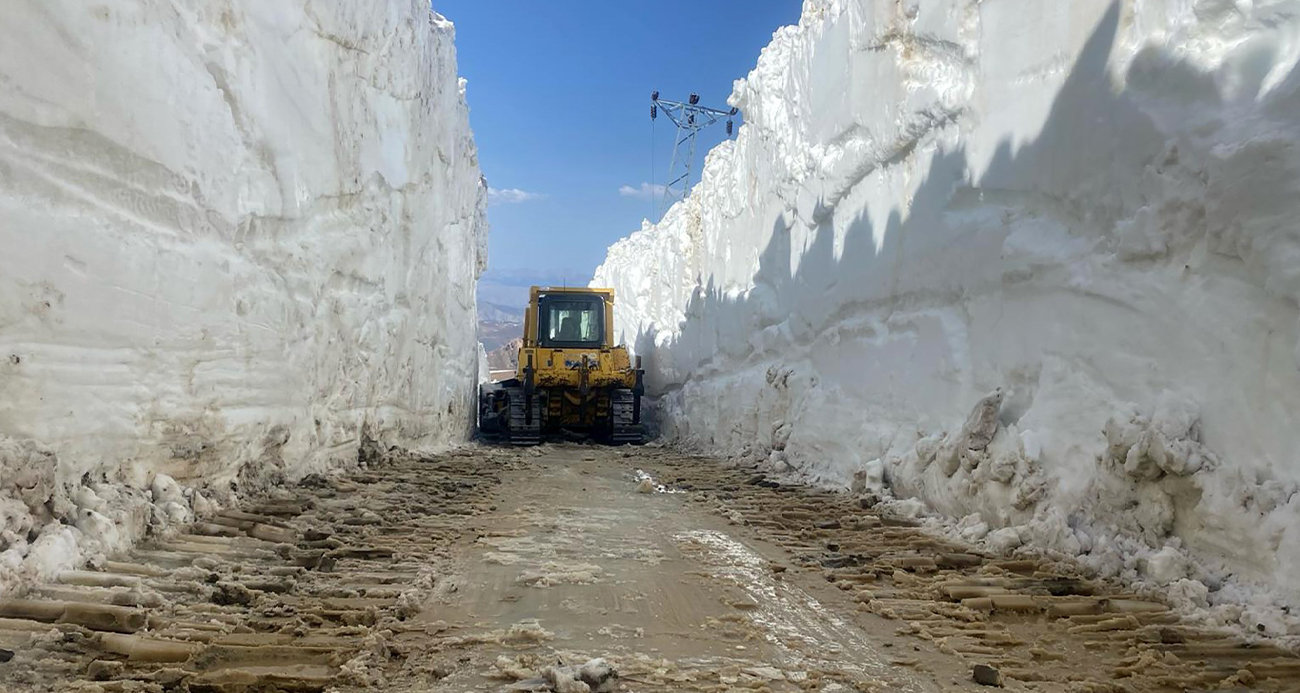 Yüksekova’da 6 metrelik kar tünellerinde zorlu çalışma