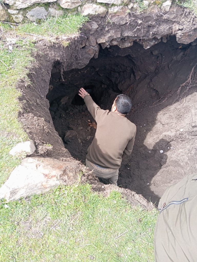 Hazine avcıları ahırdan tünel kazarak tümülüsün altını oydu