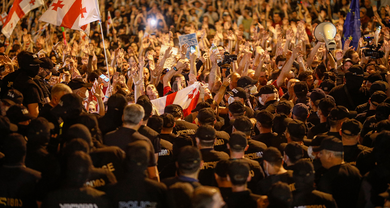 Gürcistan&#039;da &quot;Yabancı Etkinin Şeffaflığı&quot; yasa tasarısı protestosuna polisten sert müdahale