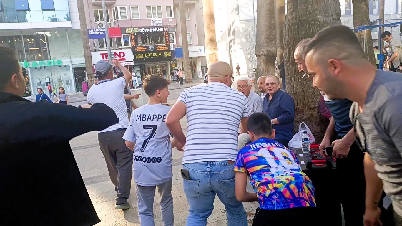 Gören gözlerine inanamadı, hem oynadı hem para dağıttı