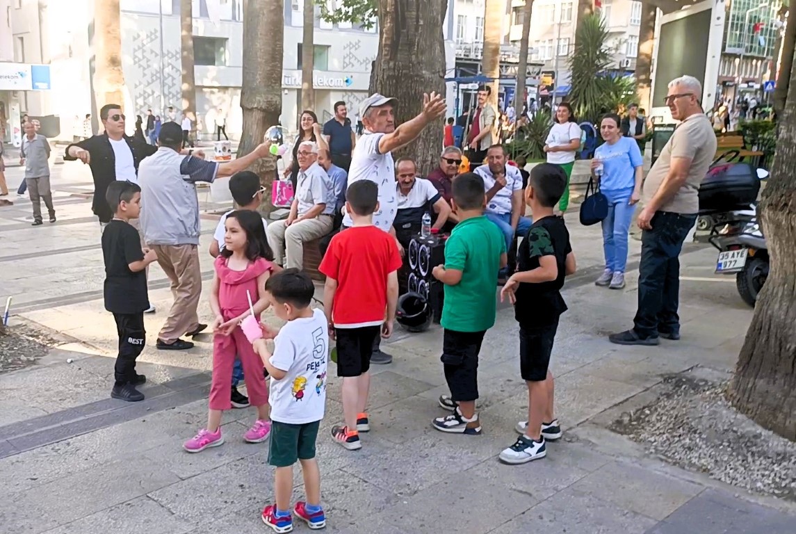 Gören gözlerine inanamadı, hem oynadı hem para dağıttı