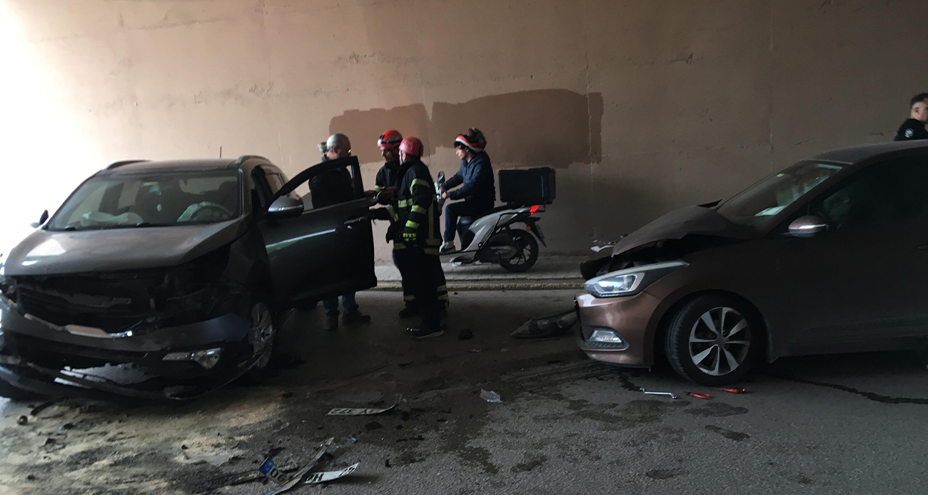 Kocaeli’de 2 otomobil kafa kafaya çarpıştı: 2 yaralı