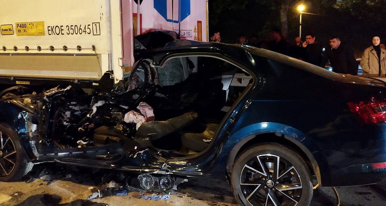 İstanbul’un Pendik ilçesinde seyir halindeki otomobilin park halindeki tırın dorsesine ok gibi saplandığı trafik kazasında 1 kişi ağır yaralandı.