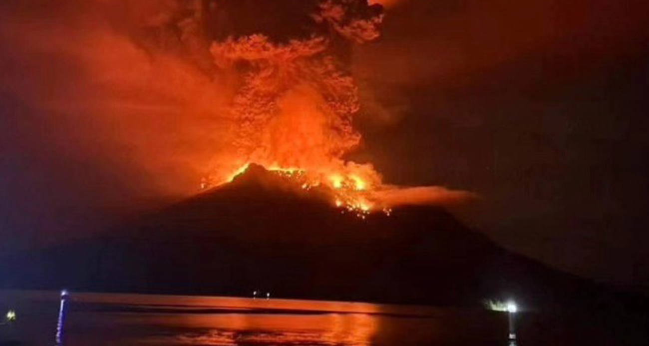 Endonezya'daki Ruang Yanardağı'nda volkanik faaliyetlerin devam etmesi nedeniyle bölgede bulunan 12 bin kişi için tahliye kararı alındı.