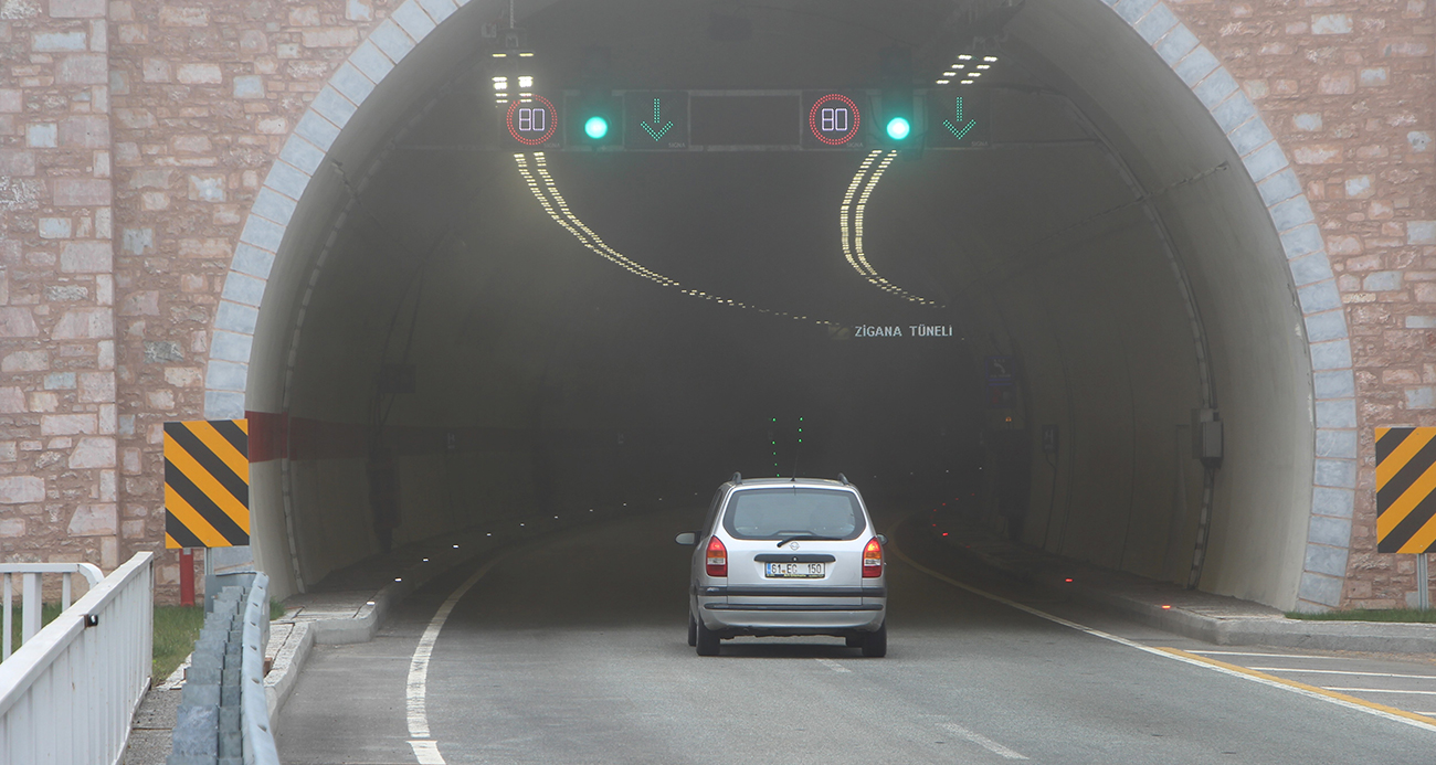 Türkiye ve Avrupa'nın en uzun, dünyanın ise 3. en uzun tüneli olan Trabzon-Gümüşhane karayolu üzerindeki Yeni Zigana Tüneli hizmete girmesinin üzerinden geçen 1 yılda kesintisiz ulaşım imkanı sağlarken, 4 milyonun üzerinde araç tüneli kullanarak geçiş yaptı. Yapımına Nisan 2016'da başlanan tünel, 3 Mayıs 2023'te hizmete girmişti.