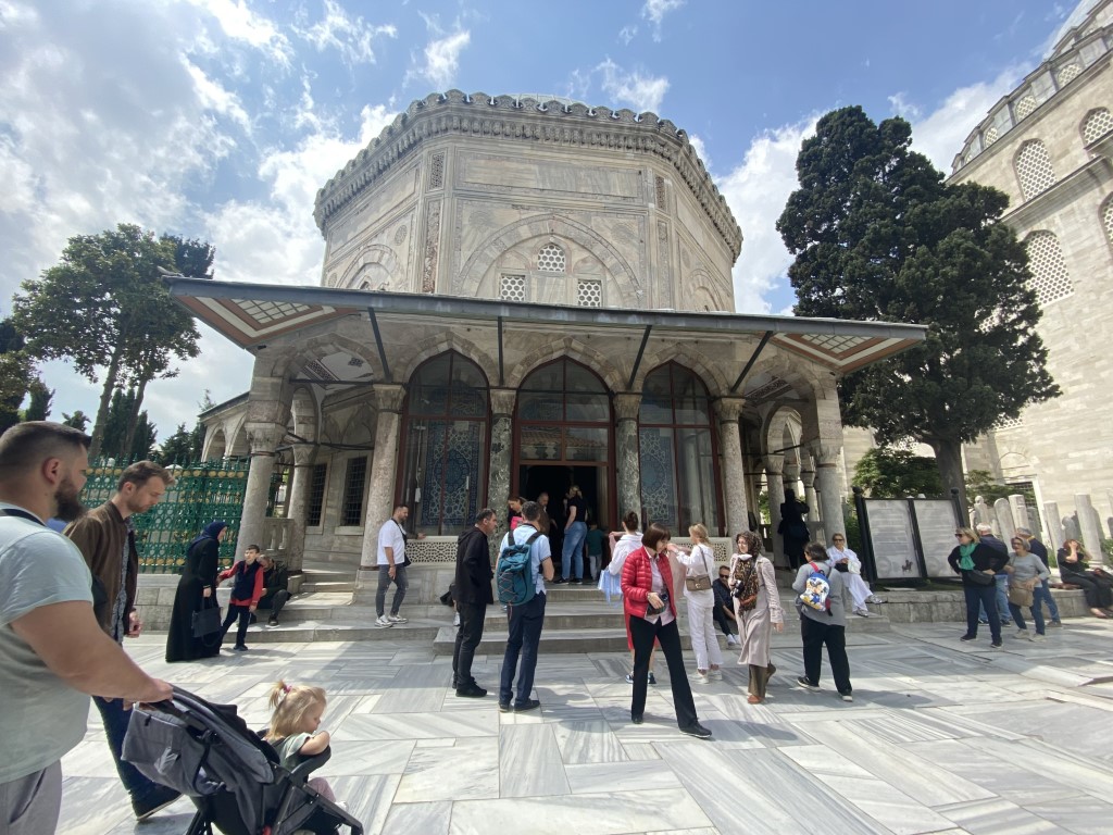 Hac kurası bekleyenler önce bu türbeyi ve camiyi ziyaret ediyor
