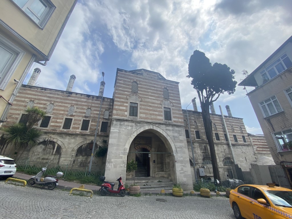 Hac kurası bekleyenler önce bu türbeyi ve camiyi ziyaret ediyor