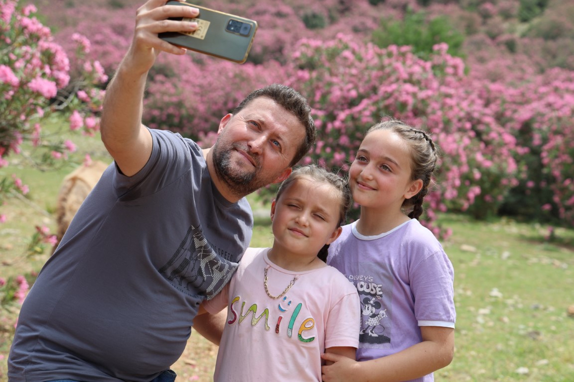 <p>&Ccedil;ocukları ile birlikte fotoğraf &ccedil;ekimi i&ccedil;in b&ouml;lgeye geldiklerini aktaran Bestami Akg&ouml;&ccedil;, "Her yıl baharda bu g&uuml;zel ş&ouml;leni izlemeye geliyoruz. T&uuml;rkiye&rsquo;nin d&ouml;rt bir yanından buraya fotoğraf &ccedil;ektirmeye geliyorlar. Bu &ccedil;i&ccedil;ek zehirli ama g&ouml;r&uuml;nt&uuml;s&uuml; &ccedil;ok g&uuml;zel. Kur'an&rsquo;da da ismi ge&ccedil;en bir &ccedil;i&ccedil;ek. &Ouml;l&uuml;m &ccedil;i&ccedil;eği, cehennem &ccedil;i&ccedil;eği olarak biliniyor. Bunu koparmıyoruz ve sadece g&ouml;rsel g&uuml;zelliği ile fotoğraf &ccedil;ektirmeye geliyoruz. Doğa harika, herkesi buraya bekliyoruz. Belediyemizde destek verirse burası doğa turizmine kazandırılır diye d&uuml;ş&uuml;n&uuml;yoruz&rdquo; dedi.</p>