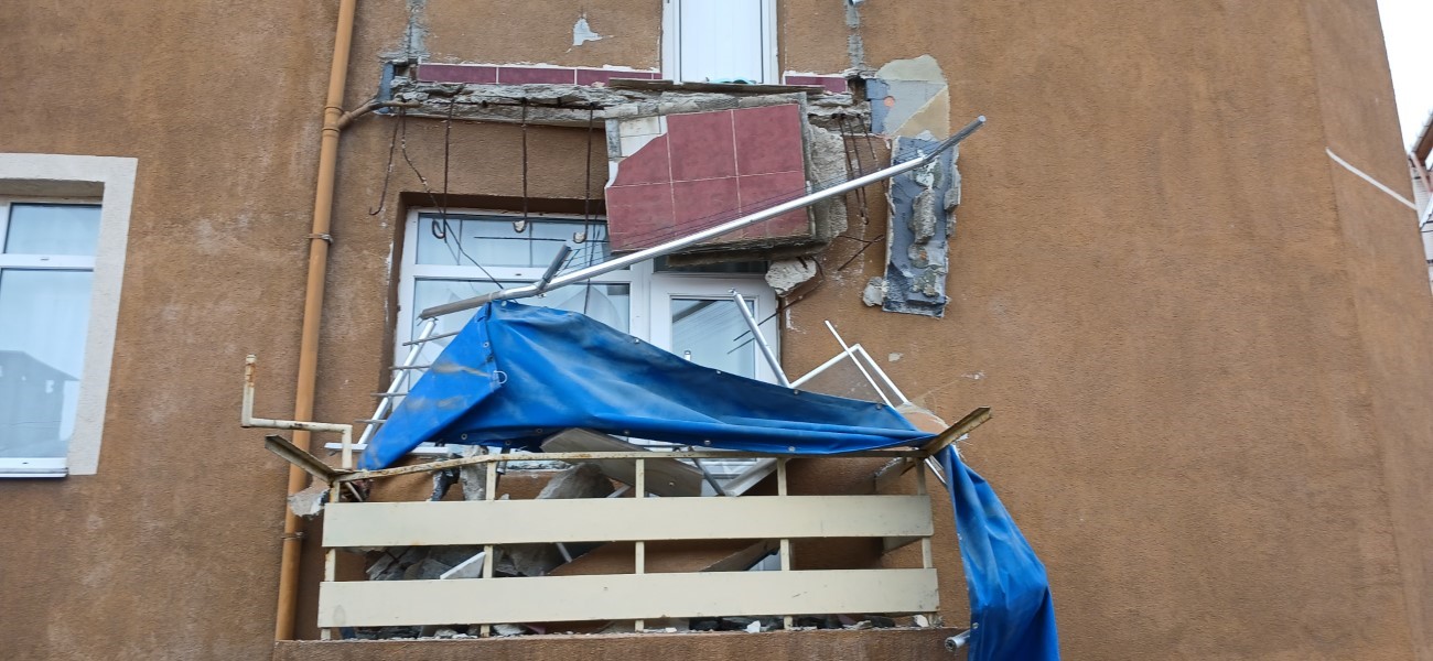 Avcılar’da 37 yıllık 6 katlı bir binanın balkonu çöktü. Belediye ekipleri daha önceden orta hasar tespiti yapıldığı belirlenen binanın tahliye edilmesine karar verdi.