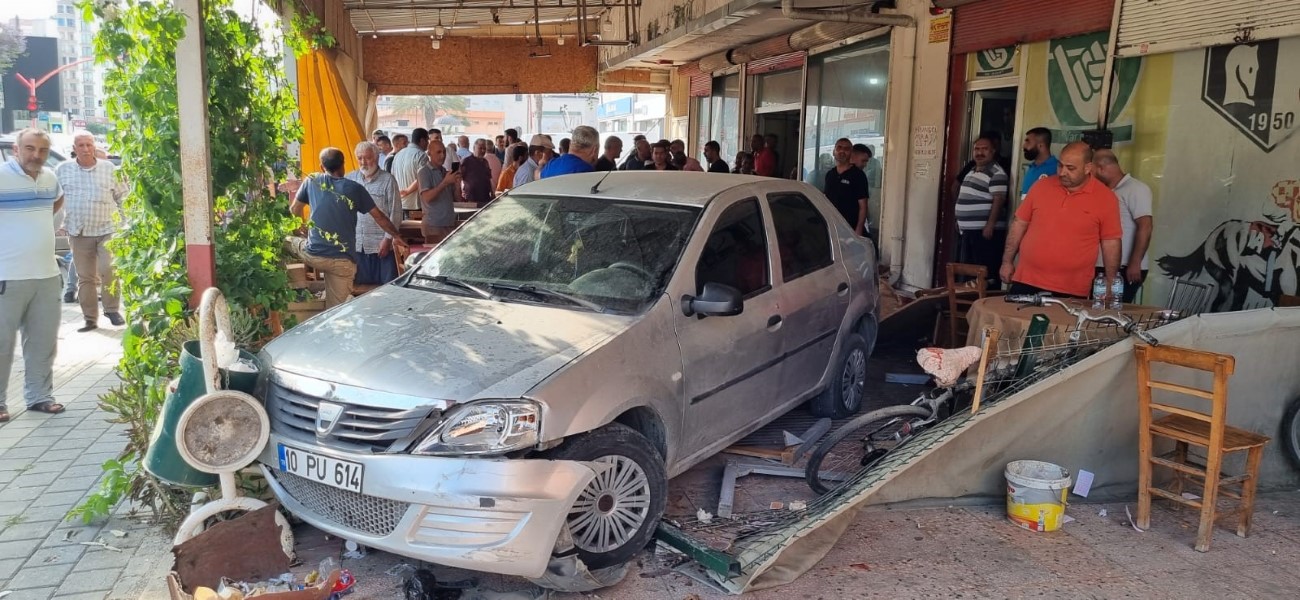 Adana’da otomobil kahvehaneye girdi: 1’i ağır 5 yaralı