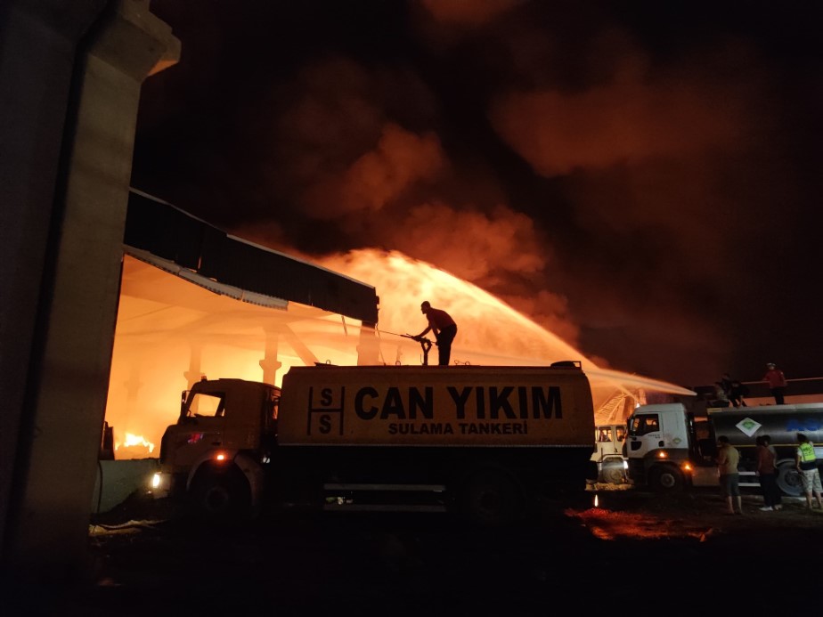 Adana'da yangın fabrikayı sardı, söndürme çalışmaları sürüyor