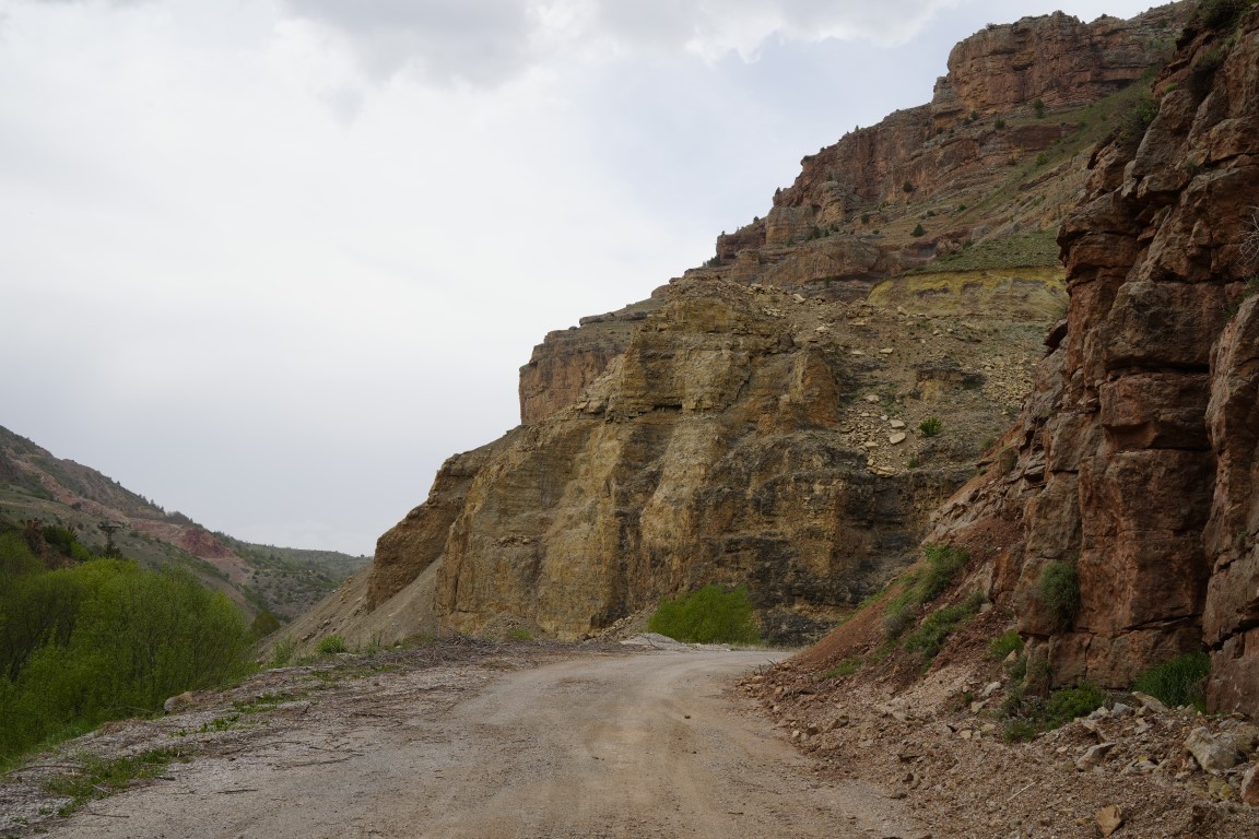 Gümüşhane’de doğa harikası peribacaları hafriyat altında kaldı