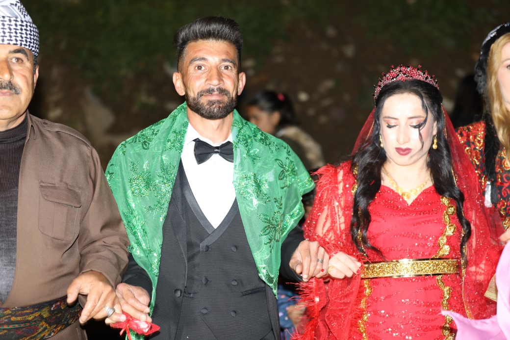 Fenomen çaycı kendi düğününde çay dağıttı