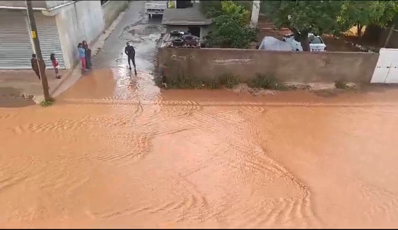 Şanlıurfa’da dolu ve yağmur kırsal mahalleleri göle çevirdi