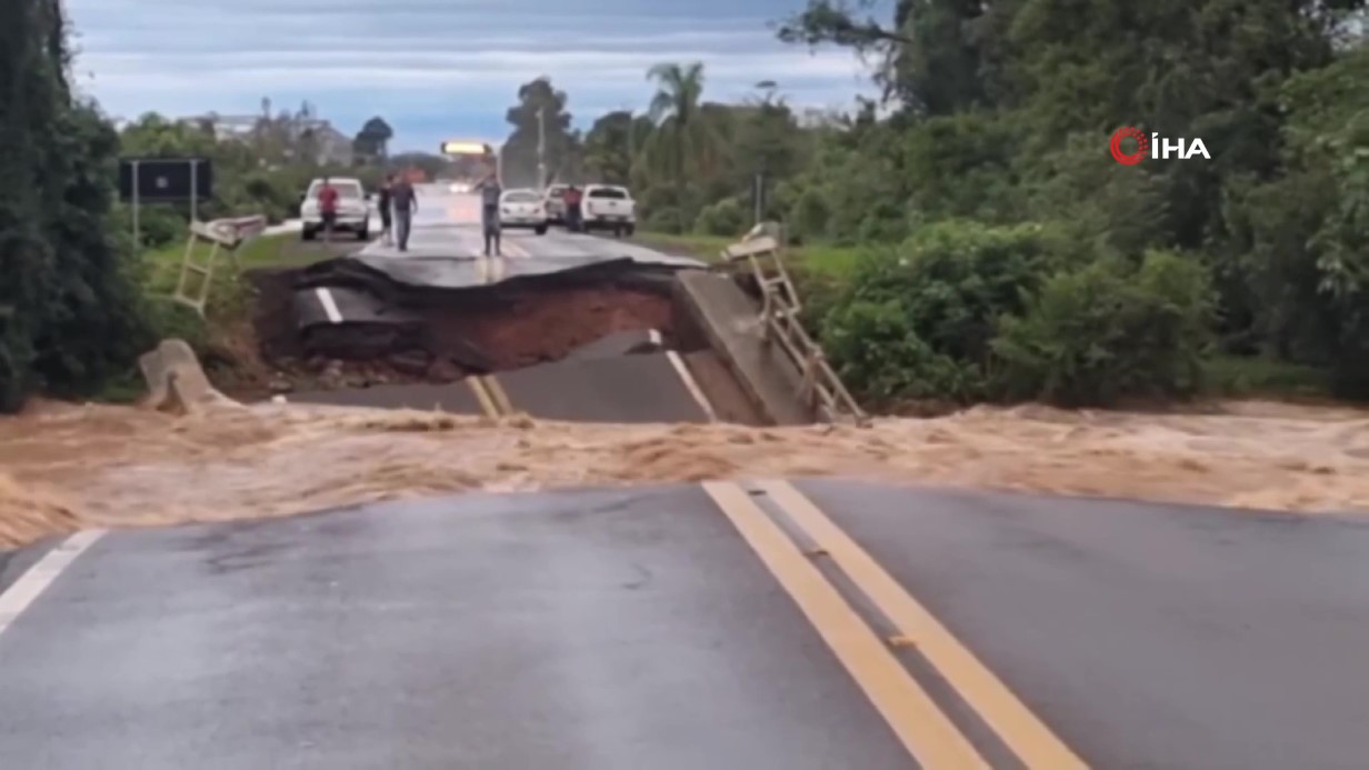 Brezilya’nın Rio Grande do Sul eyaletindeki selde bir nehrin üzerinden geçen köprü yıkıldı. O anlar, çevredekilerin cep telefonu kamerasına saniye saniye yansıdı. Sel felaketinde can kaybı ise 39'a yükseldi.