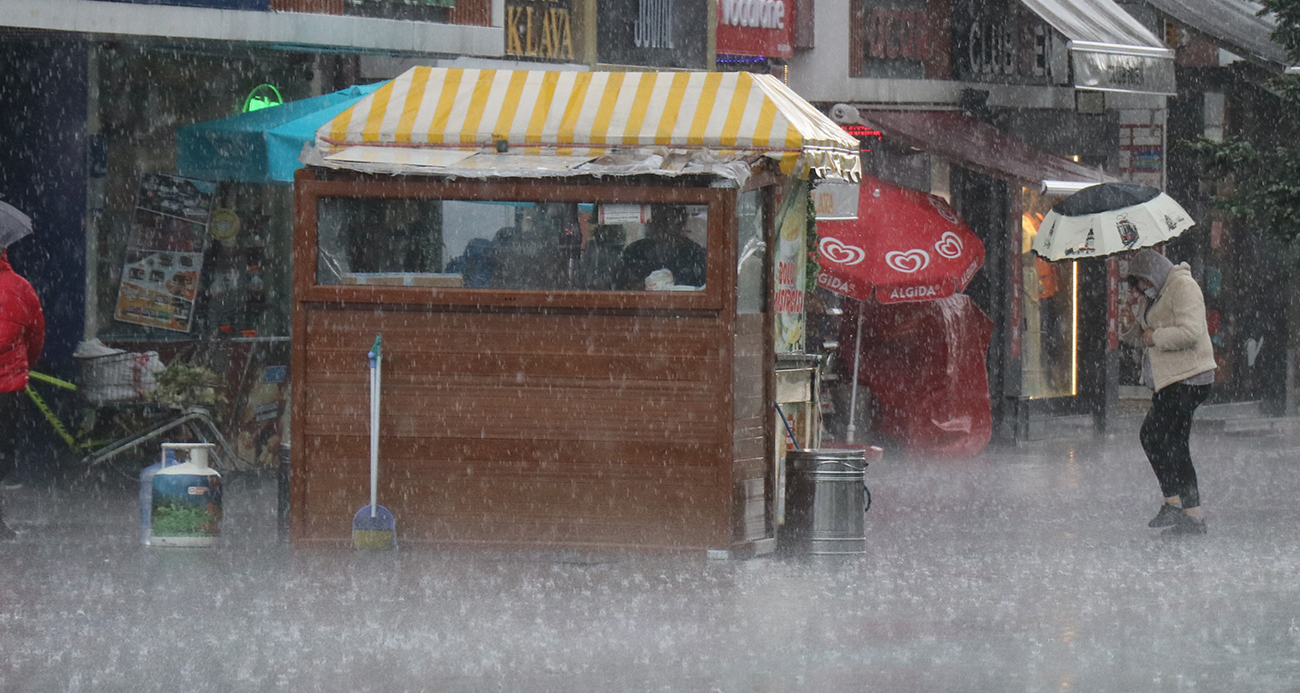 Bolu’da öğle saatlerinde başlayan sağanak yağış hayatı olumsuz etkiledi. Kentin yüksek kesimlerinde ise dolu yağışı etkili oldu.