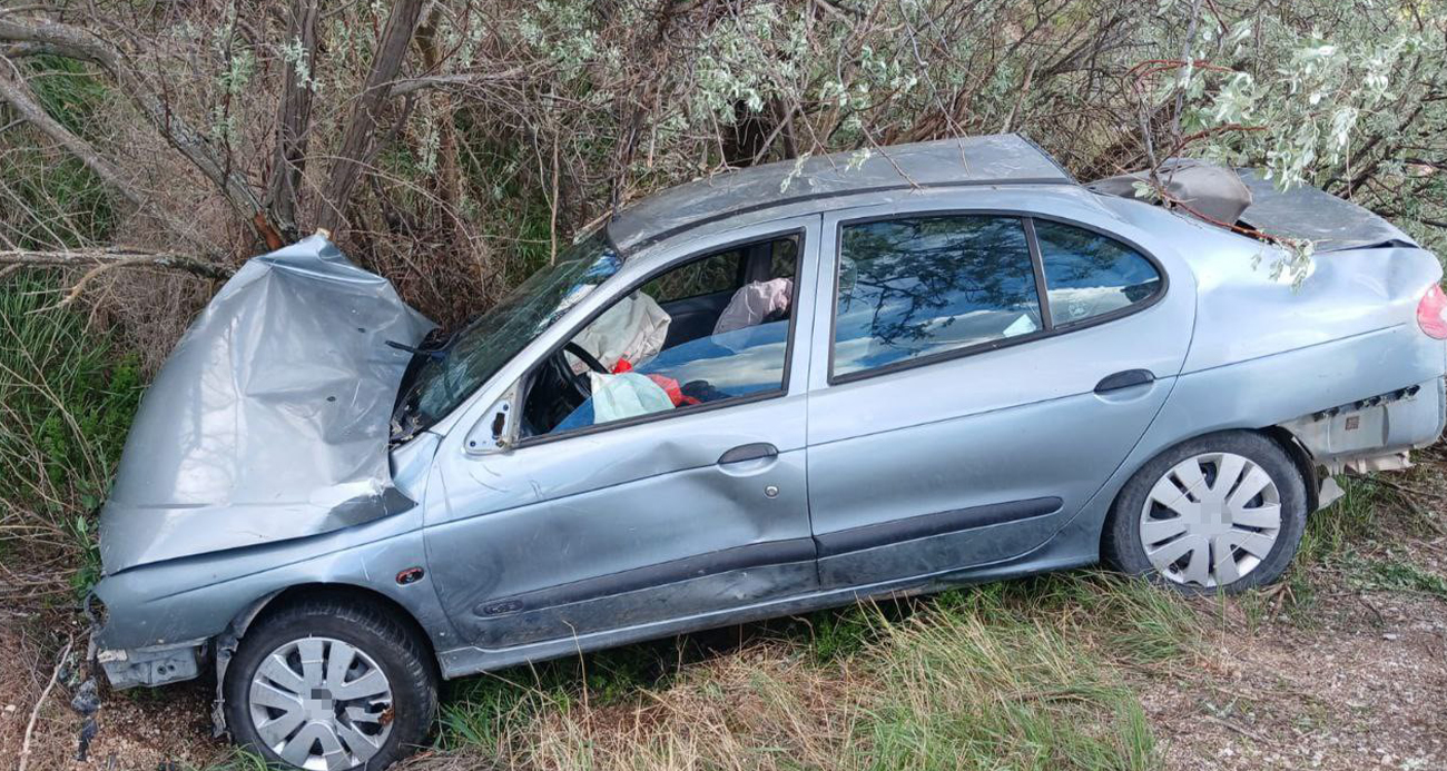 Çorum’un Alaca ilçesinde kontrolden çıkan otomobil şarampole devrildi. Kazada ağaçlara çarparak duran araçtaki 1 kişi hayatını kaybederken, 1 kişi de yaralandı.