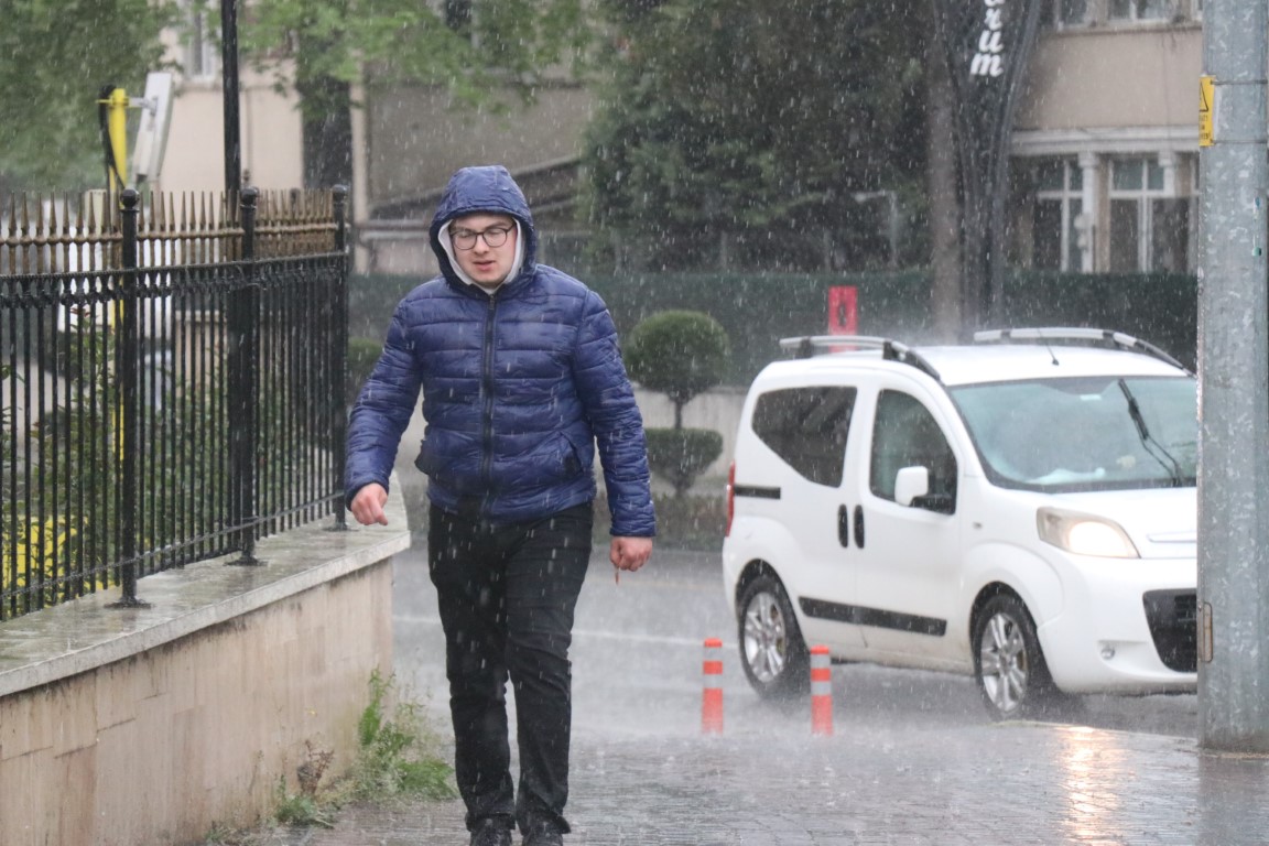 Bolu’da aniden bastıran sağanak hayatı olumsuz etkiledi