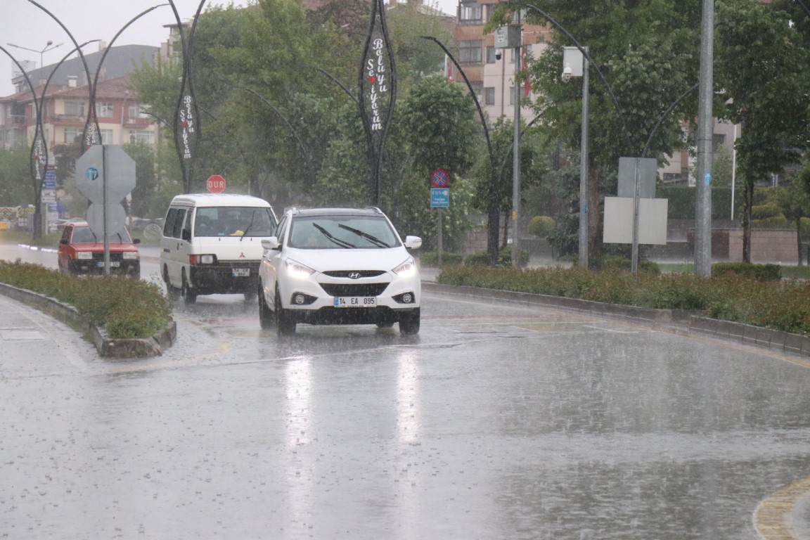 Bolu’da aniden bastıran sağanak hayatı olumsuz etkiledi