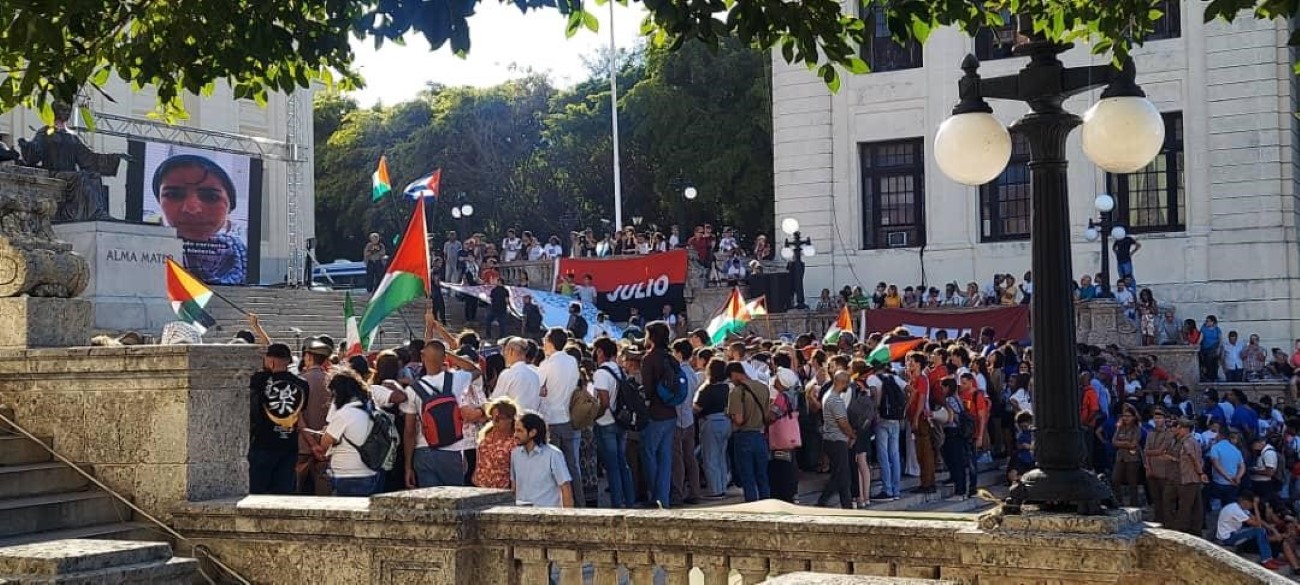 ABD’deki Columbia Üniversitesi'nde başlayan ve kısa sürede dünyanın pek çok üniversitesine yayılarak devam eden üniversitelerdeki Filistin’e destek gösterileri Küba’ya sıçradı. Küba’daki yüzlerce öğrenci, Filistin’e destek için Havana Üniversitesi’nde toplandı.