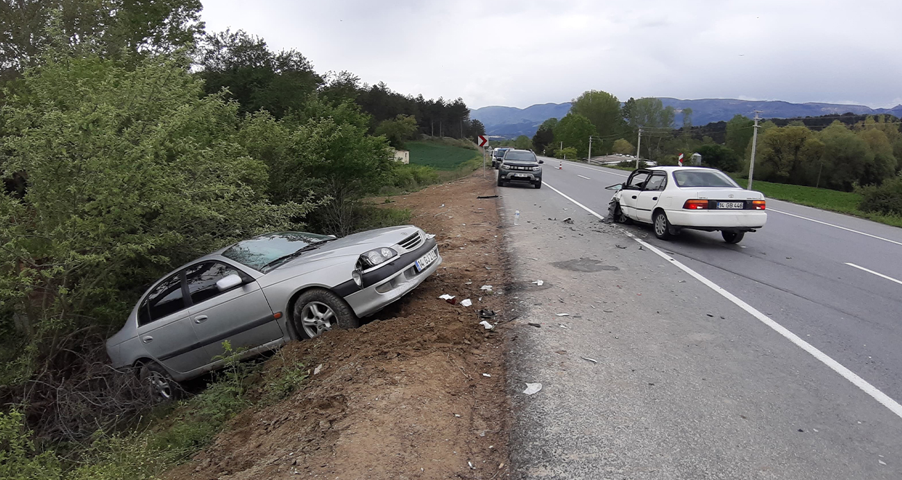 Bolu’nun Mudurnu ilçesinde iki otomobilin çarpışması neticesinde meydana gelen kazada 4 kişi yaralandı.