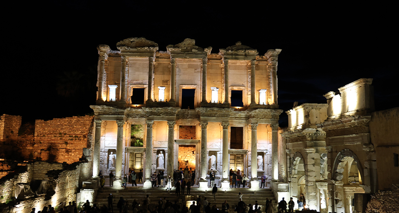 UNESCO Dünya Miras Listesi’nde yer alan Efes Antik Kenti’nin turistler tarafından gece de ziyaret edilebilmesi için ışıklandırılmasının ardından "Gece Müzeciliği" lansmanı gerçekleştirildi.