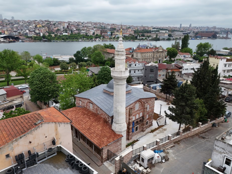 Cam döşemesinin altında sergilenen eserlerle adeta müze olan Atik Mustafa Paşa Camii ibadete açılıyor