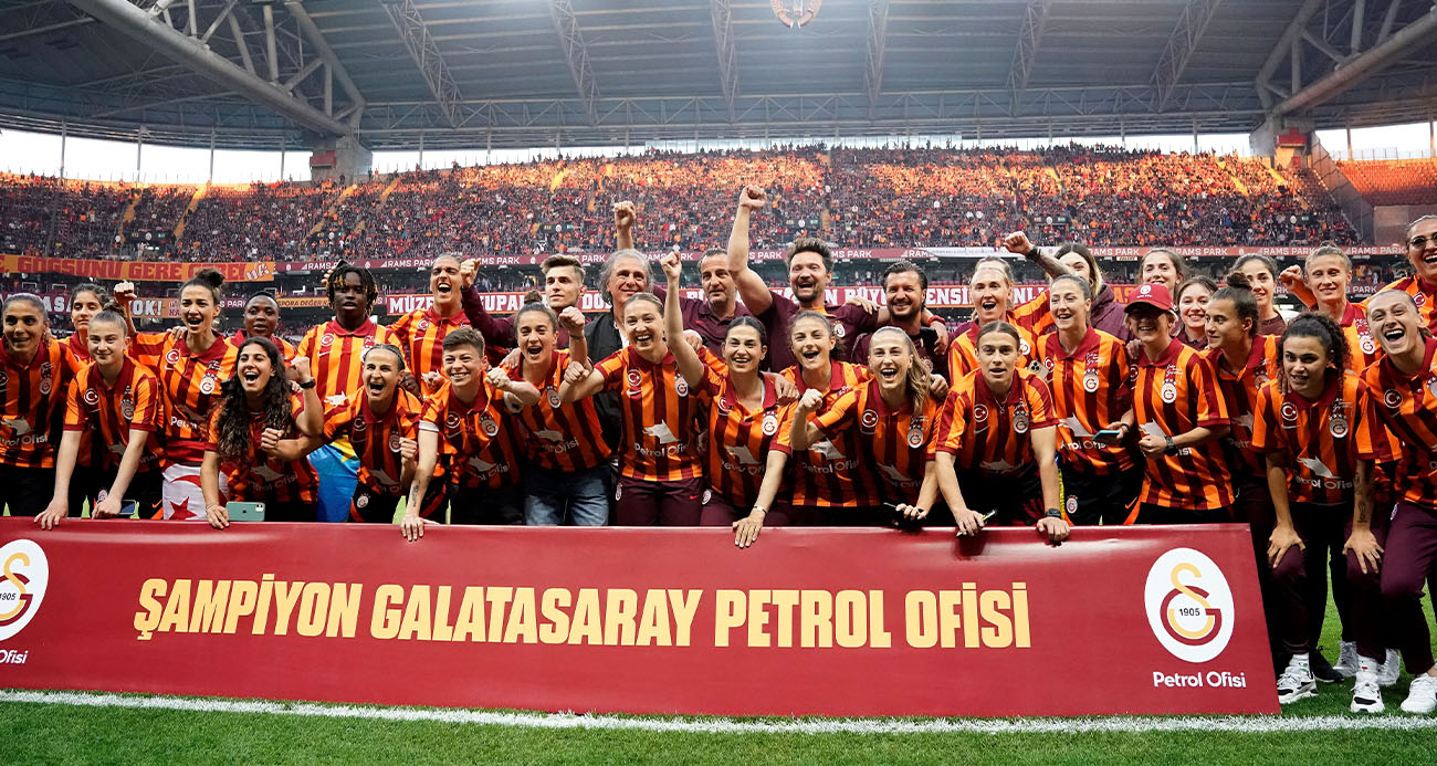 Şampiyon Galatasaray Kadın Futbol Takımı, RAMS Park’ta taraftarlarla buluştu