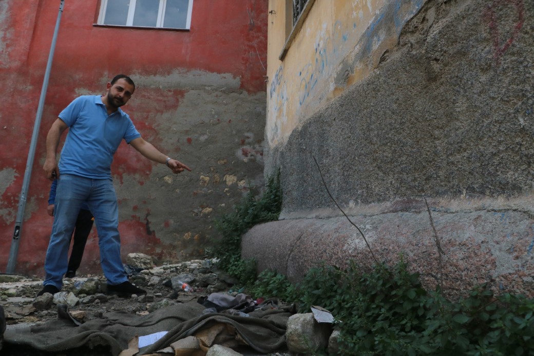 Ağır hasarlı binanın altında bulunan ve tarihi olduğu düşünülen devasa sütun merak uyandırdı