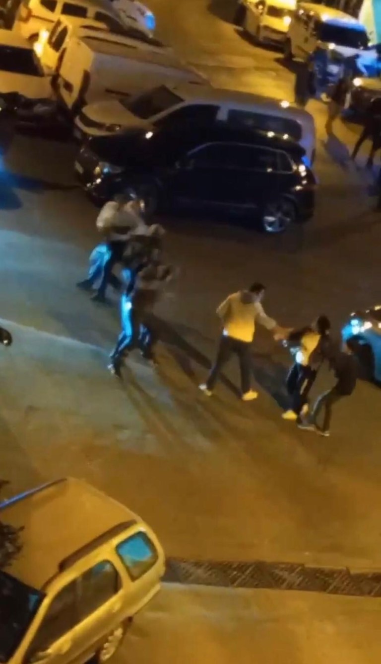 İstanbul’da sokakta yumruklu kavgalar kamerada: Kadın aldığı darbeyle yere düştü