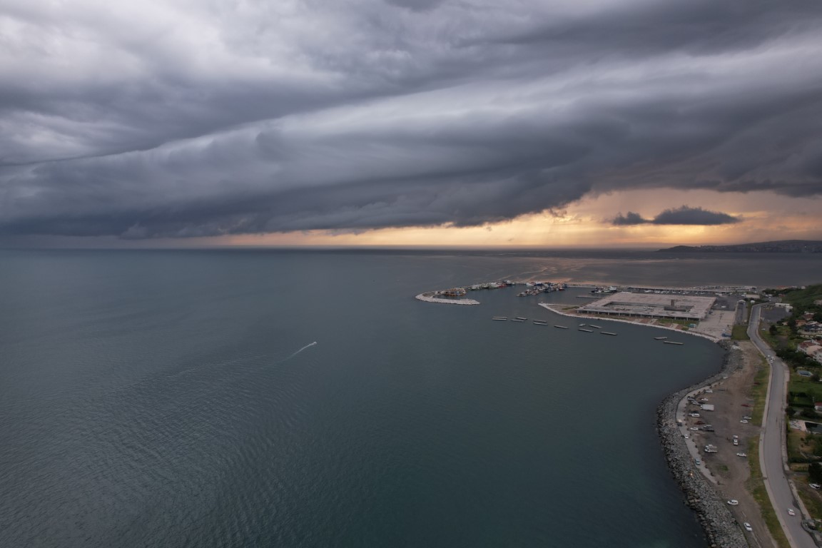 Raf bulutu, gün batımı ve yıldırım aynı karede