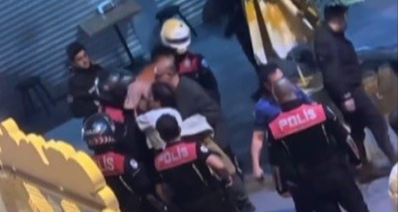 İzmir'in Bornova ilçesinde kavga ihbarına giden polis ekipleri, kavgaya karıştığı öğrenilen bir kişi tarafından saldırıya uğradı.