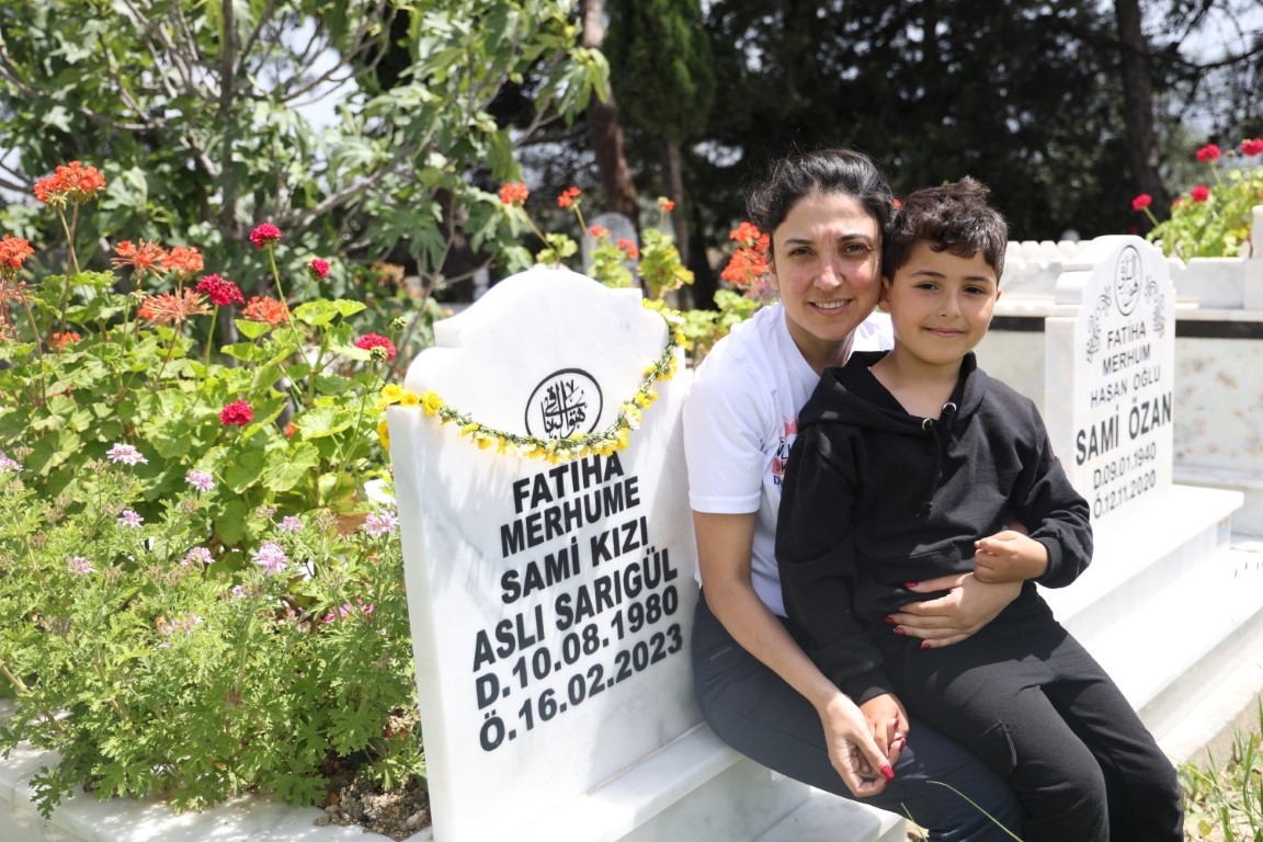Afetzede çocuğun akülü arabayla annesinin mezarını ziyareti yürekleri dağladı