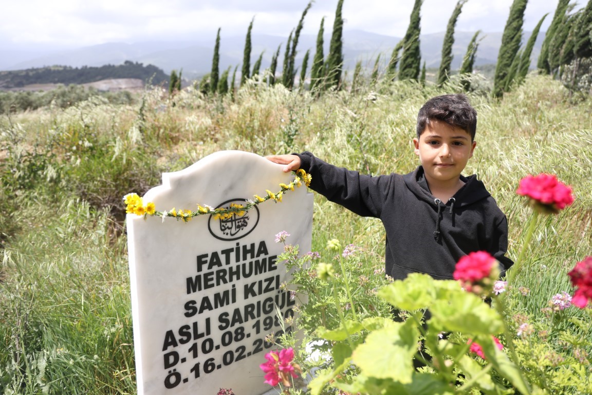Afetzede çocuğun akülü arabayla annesinin mezarını ziyareti yürekleri dağladı