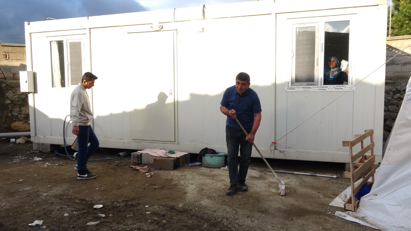 Yozgat’ta evi depremde ağır hasar gören aileler çadırdan konteynerlere yerleşiyor