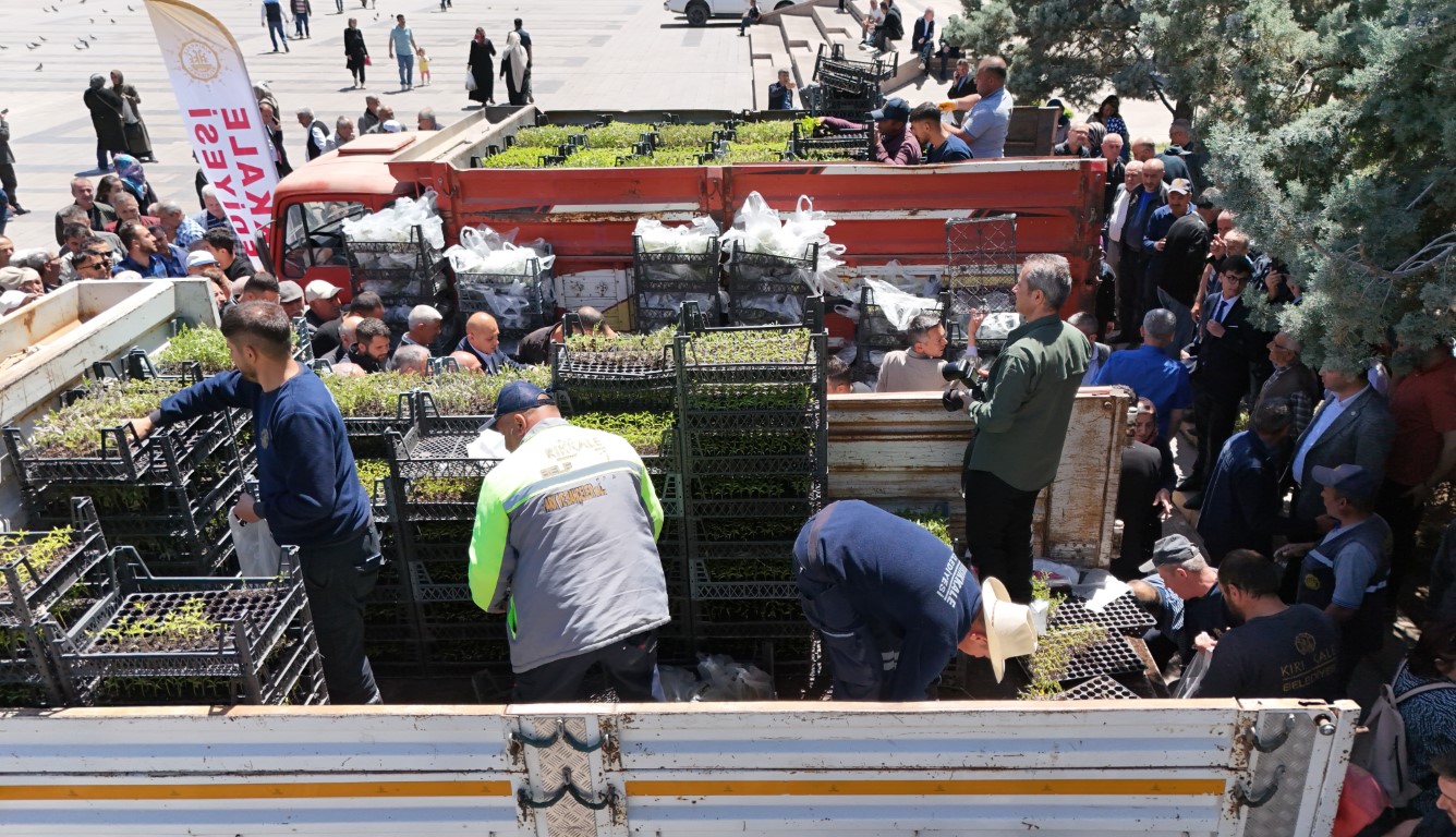 <p>Kırıkkale Belediyesi Park ve Bahçeler Müdürlüğü'nün ata tohumlarından ürettiği fideleri vatandaşlara dağıtmaya devam edeceklerini anlatan Önal, "Kırıkkale Belediye'mizin ata tohumlarından ürettiği fideleri vatandaşlara vermeye devam ediyoruz. Cumhuriyet Meydanı'nda vatandaşlarımızla bir araya geldik. Katılım çoktu, yoğun ilgi var. Talep var şuanda da halen devam ediyor belediyemizin ata tohumlarını dağıtma işlemi. Vatandaşlarımızın gösterdiği ilgiden dolayı çok teşekkür ediyorum" ddiye konuştu.</p>