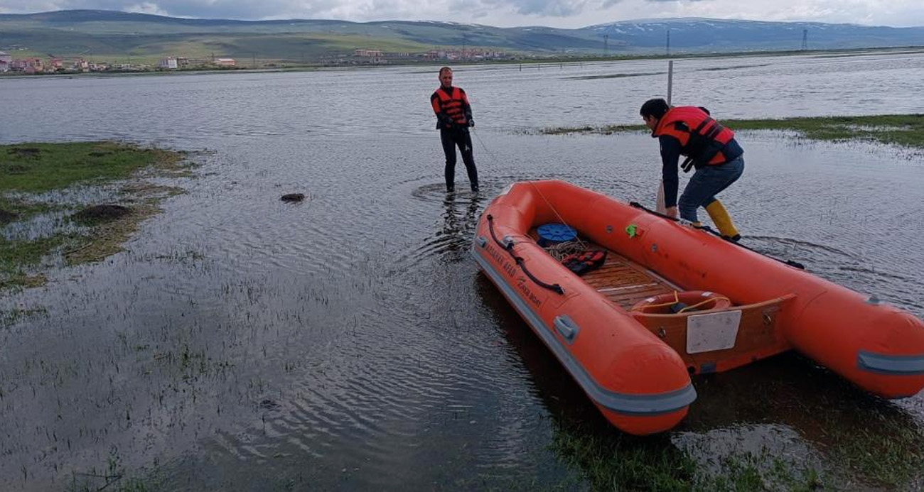 Ardahan’da hayvanlarını otlatırken suların aniden yükselmesiyle mahsur kalan 2 vatandaş, AFAD ekiplerinin çalışması sonucu kurtarıldı.
