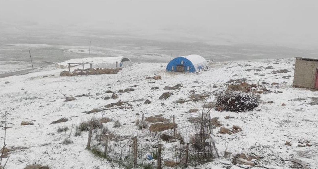 Şırnak'ın Beytüşşebap ilçesinde mayıs ayında yüksek kesimlerde kar yağdı, yaylaya çıkan göçerler zor anlar yaşadı.
