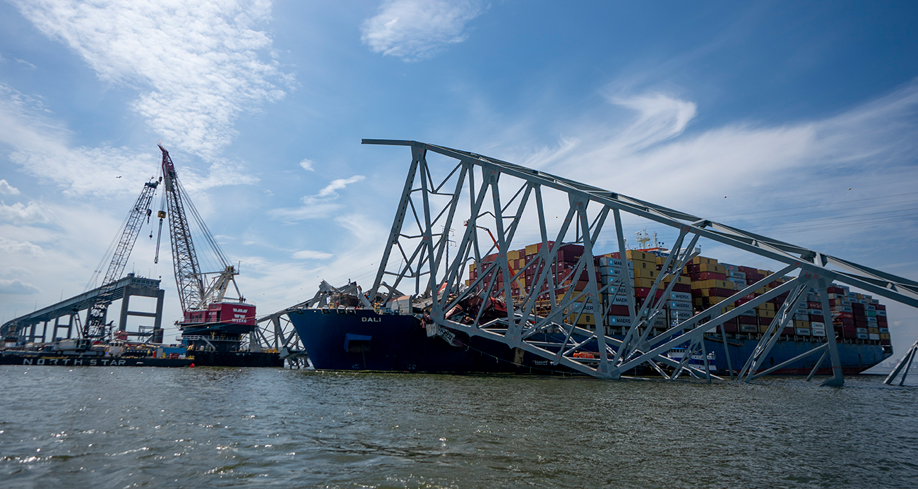 ABD'nin Baltimore kentinde 26 Mart'ta yük gemisinin çarptığı Francis Scott Key Köprüsü'nün yıkılmasının ardından nehre düşen son işçinin de cansız bedenine ulaşılması sonucu arama çalışmaları sonlandırıldı.