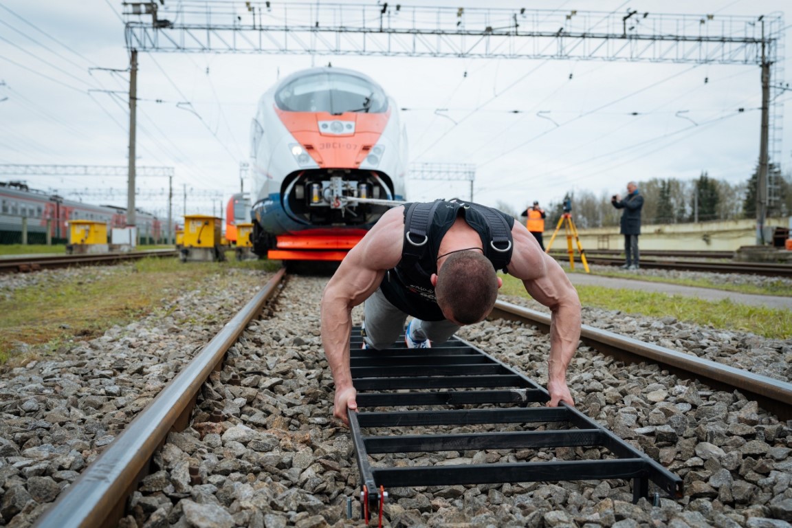Rus atlet, 650 tonluk treni çekerek dünya rekoru kırdı