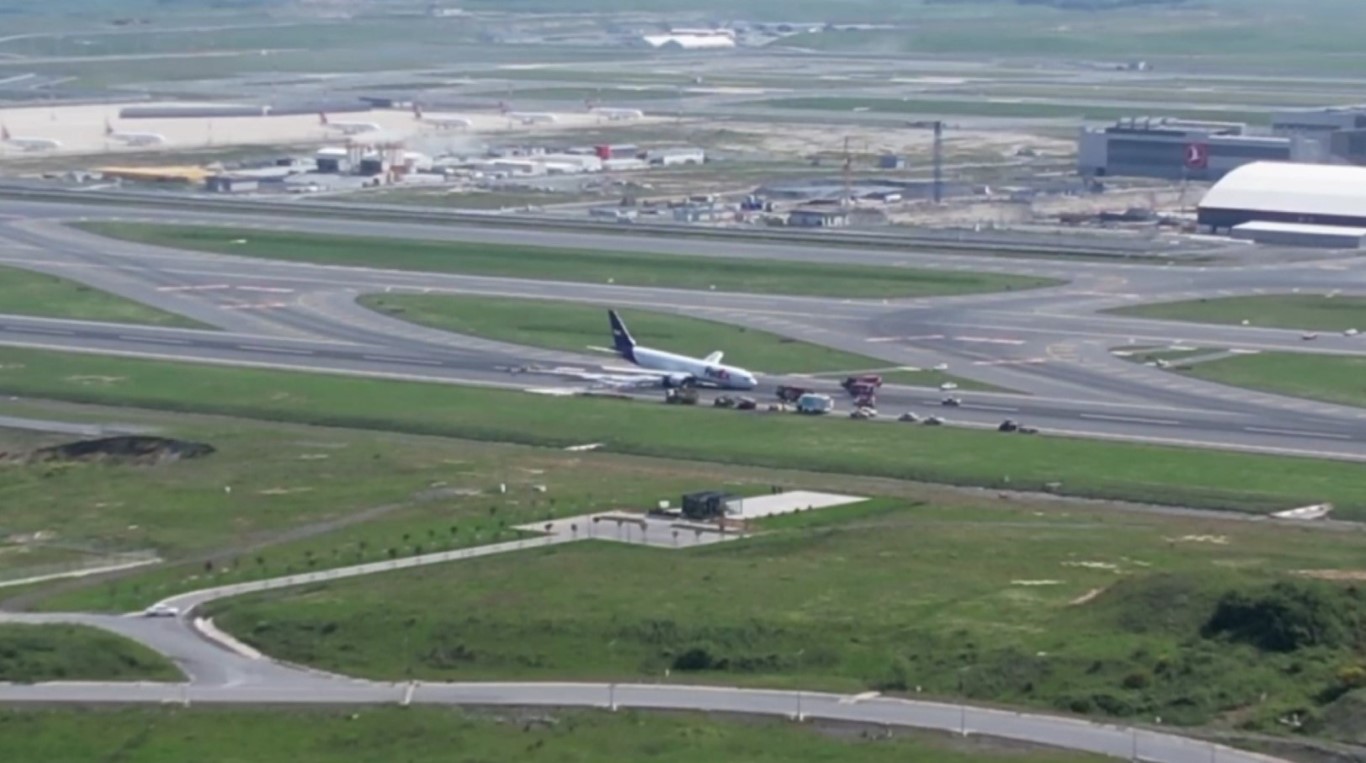 İstanbul Havalimanı’nda gövdesi üzerine inen Fedex uçağı havadan görüntülendi